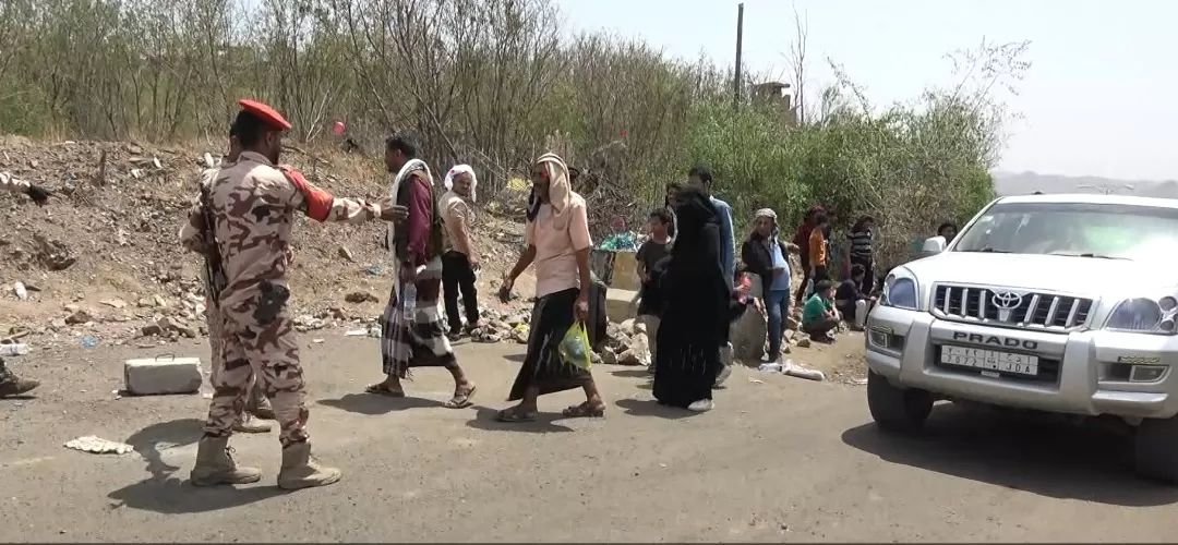 الحوثيون يجبرون المسافرين على السير لمسافات طويلة في المنفذ الشرقي لتعز