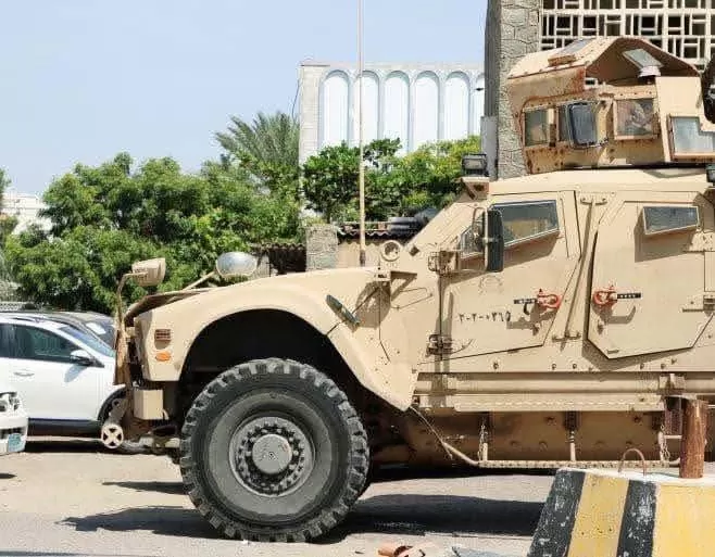 قبيلة الجعادنة تُحمّل الانتقالي مسؤولية إخفاء المقدم عشال وتندد بمنعها من دخول عدن