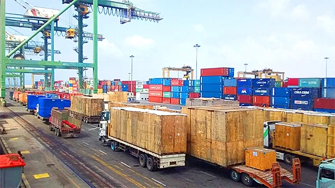 تخفيض أجور النقل من عدن إلى مناطق الحوثيين بنسبة 20% لتحفيز التجارة