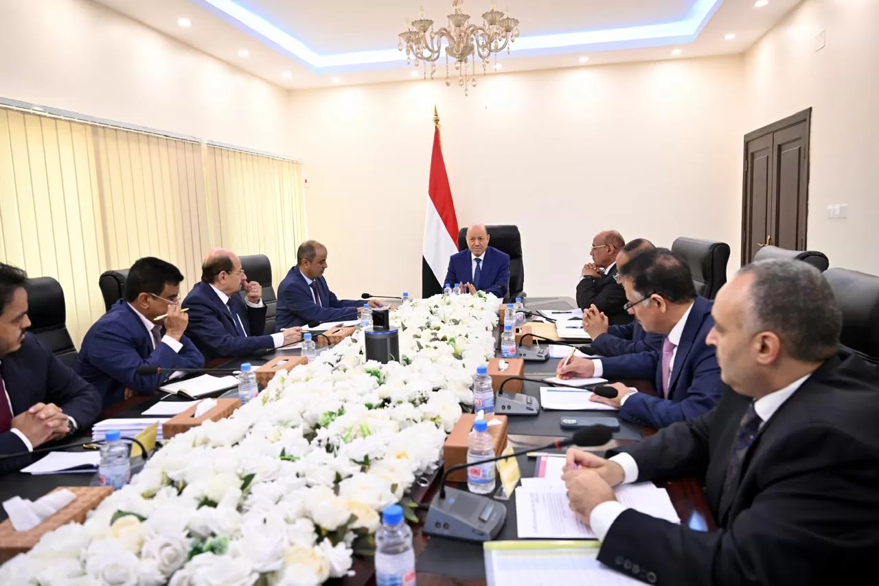"الرئاسي" يبحث التداعيات الاقتصادية ويحذر من جر اليمن إلى صراعات إقليمية
