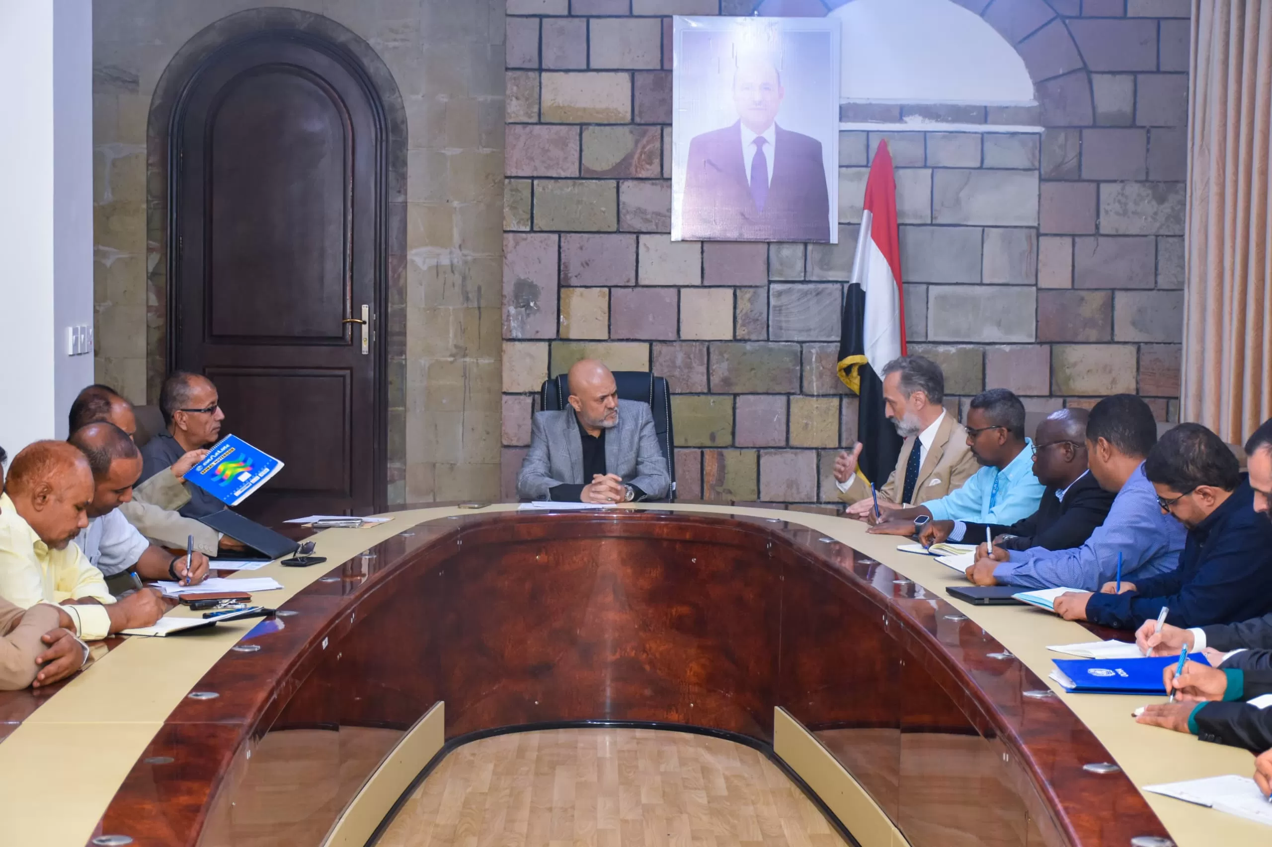 محافظ تعز يطلب تدخلا أمميا عاجلا لاستئناف ضخ المياه من الحوبان إلى المدينة