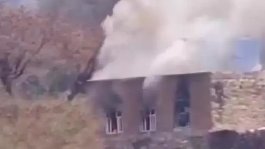 مسلحون في إب ينهبون ويحرقون منزل مواطن في بعدان