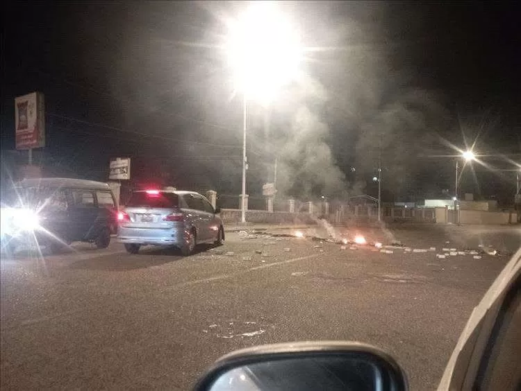 احتجاجات شعبية غاضبة في عدن بسبب الانقطاعات المتكررة للكهرباء