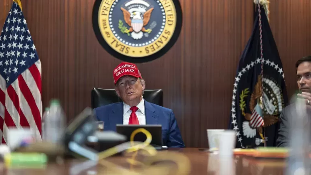 ترامب يلوّح بإسقاط النظام الإيراني ويشيد بفعالية الضربات الأمريكية