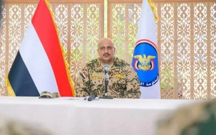 طارق صالح يتهم الرئيس العليمي بالإقصاء وتهميش مؤسسات الدولة