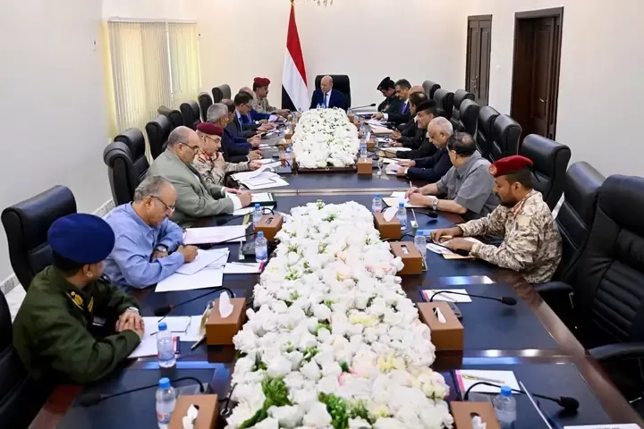 الرئيس العليمي يترأس اجتماعًا أمنيًا رفيعًا ويشيد بجهود تفكيك خلايا إرهابية في تعز وعدن