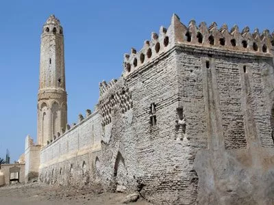 مسجد تاريخي في زبيد مهدد بالانهيار وسط اتهامات للحوثيين بالإهمال والتخريب