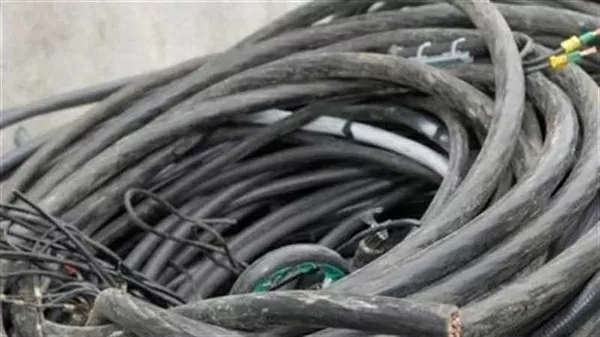 عصابات منظمة تنهب كابلات الاتصالات في إب بتواطؤ سلطات الحوثيين