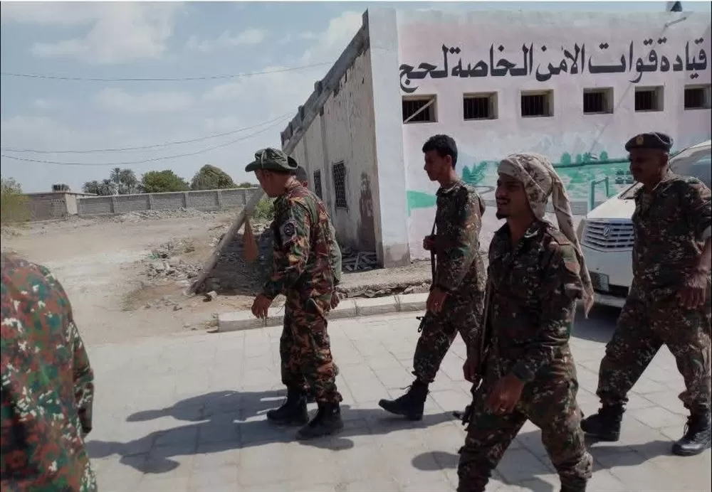 قوات أمنية تقتحم معسكر القوات الخاصة في لحج وتسيطر عليه