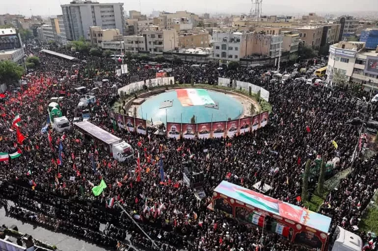 إيران تشيع 60 من كبار قادتها العسكريين وعلمائها النوويين