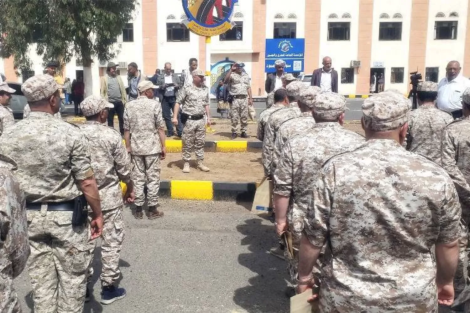 الحوثيون يدفعون بتعزيزات عسكرية جديدة إلى ثلاث محافظات