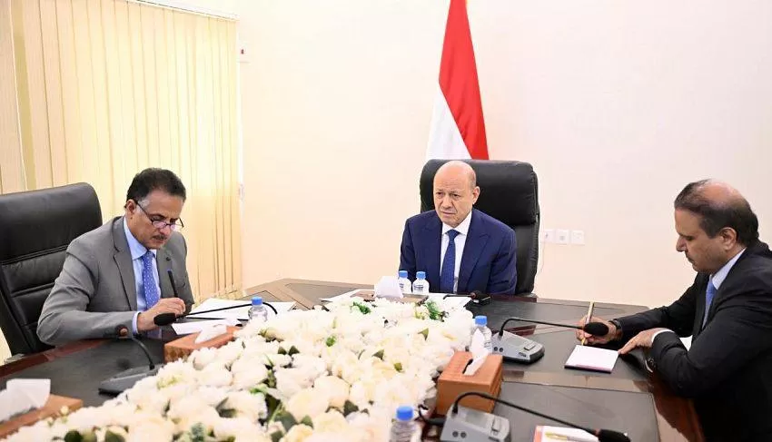 الرئيس العليمي يدعو الأحزاب لتشكيل رأي عام مناهض للحوثيين وتعزيز الشراكة الوطنية