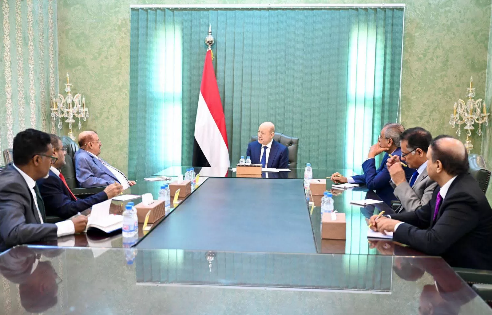 الرئيس العليمي يؤكد على تنسيق الجهود بين السلطات لمواجهة التحديات