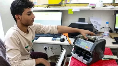 قيود حوثية على الحوالات الخارجية تُجبر المواطنين على الاستلام بالعملة القديمة