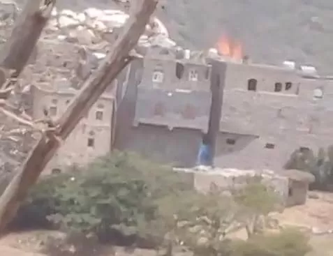 الحوثيون يقتحمون منزل الشيخ حنتوس بعد تصفيته ويطردون أسرته بالقوة