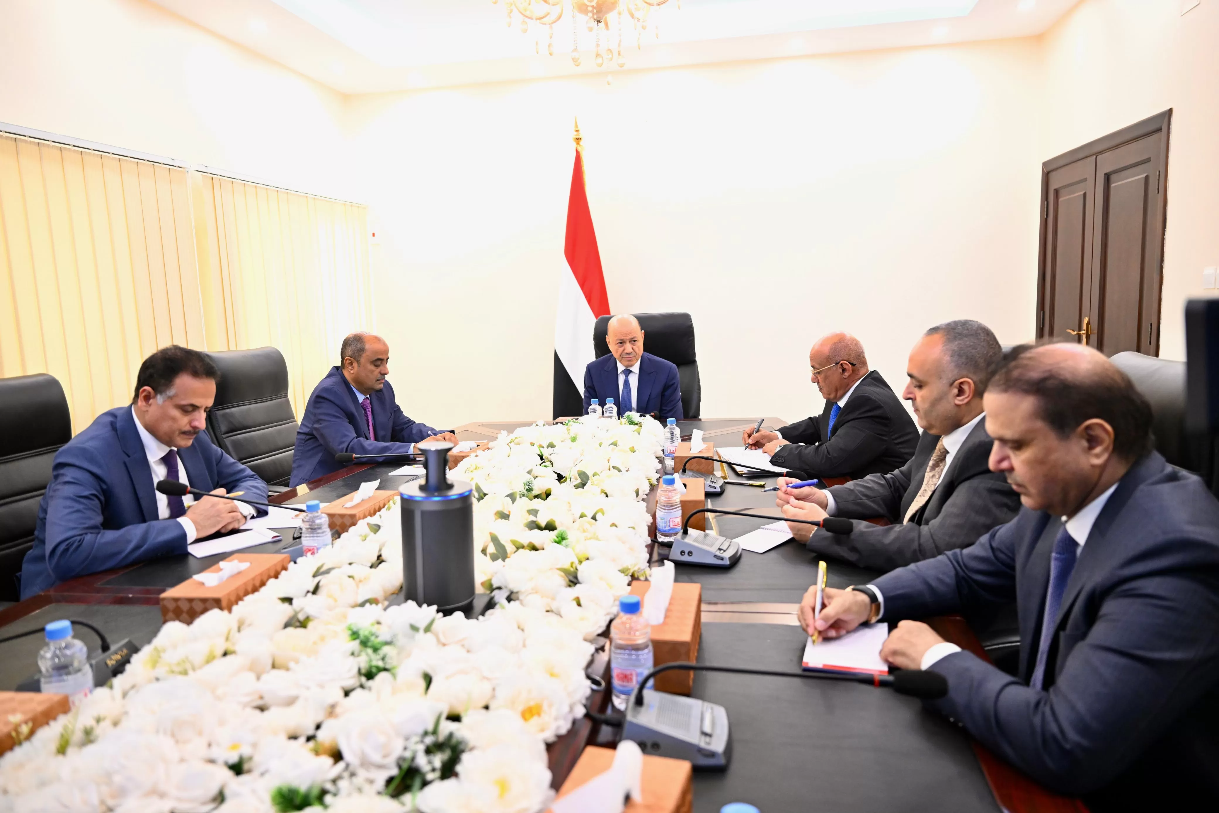 الرئيس العليمي يوجه بتعزيز دور البنك المركزي وكبح التضخم