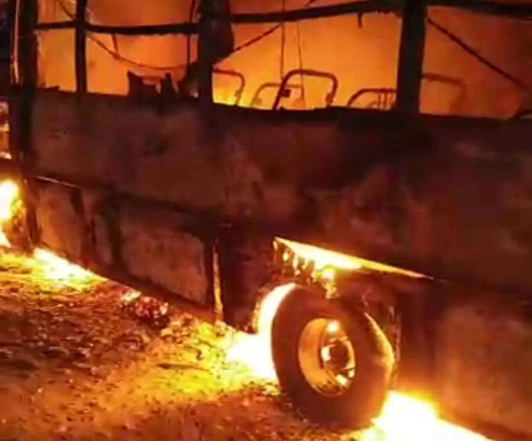 مسلحون يُحرقون حافلة موظفين تابعة لشركة أسمنت الوحدة في أبين