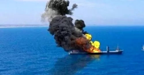 مقتل وفقدان أربعة من طاقم سفينة تجارية في هجوم عنيف قبالة سواحل الحديدة