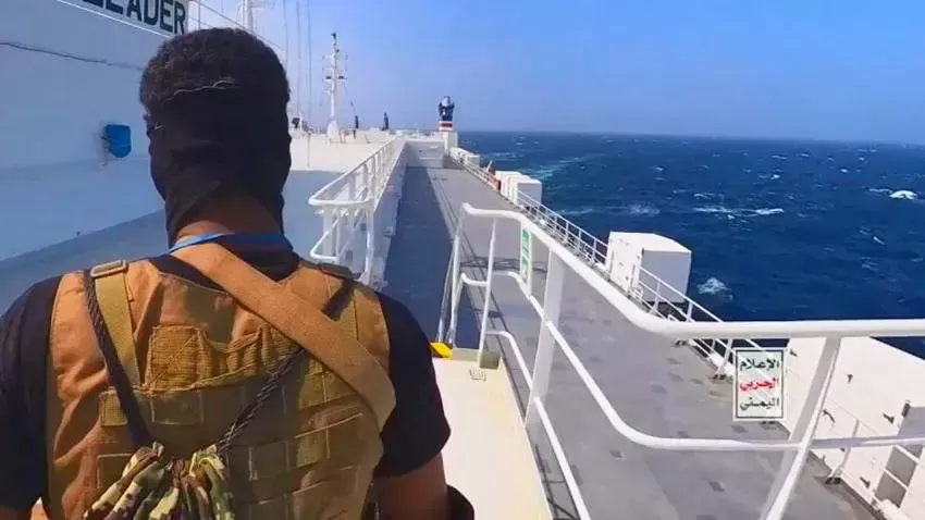 الحوثيون يحتجزون 6 من طاقم سفينة يونانية أغرقوها في البحر الأحمر
