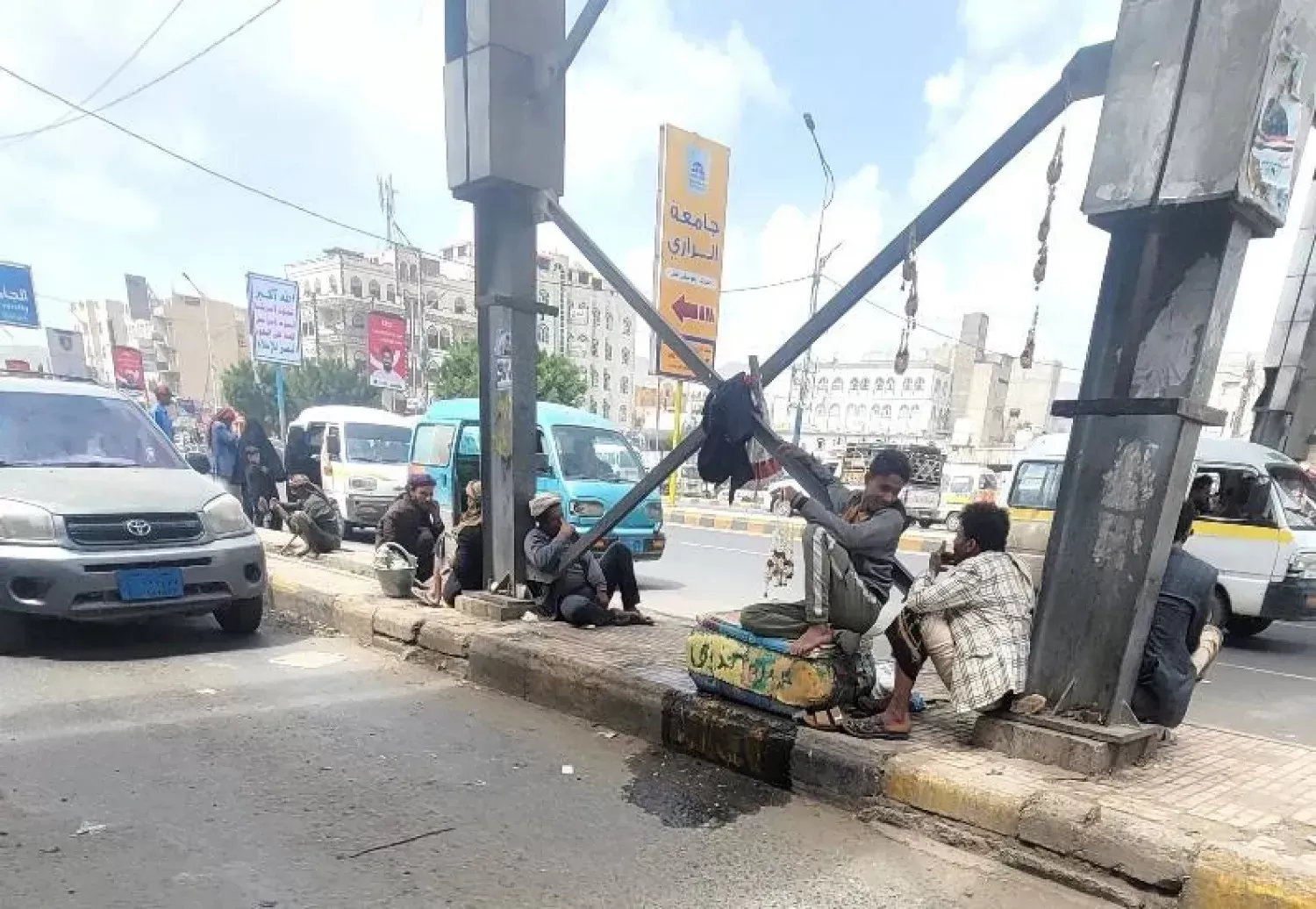 صحيفة: تصاعد القصف والجبايات الحوثية يشلّ قطاع الإنشاءات في مناطق سيطرة الجماعة