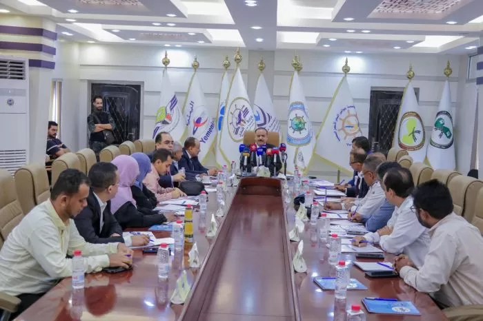 اليمن تحذر من كارثة بيئية وشيكة في البحر الأحمر وتدعو لتدخل دولي فوري