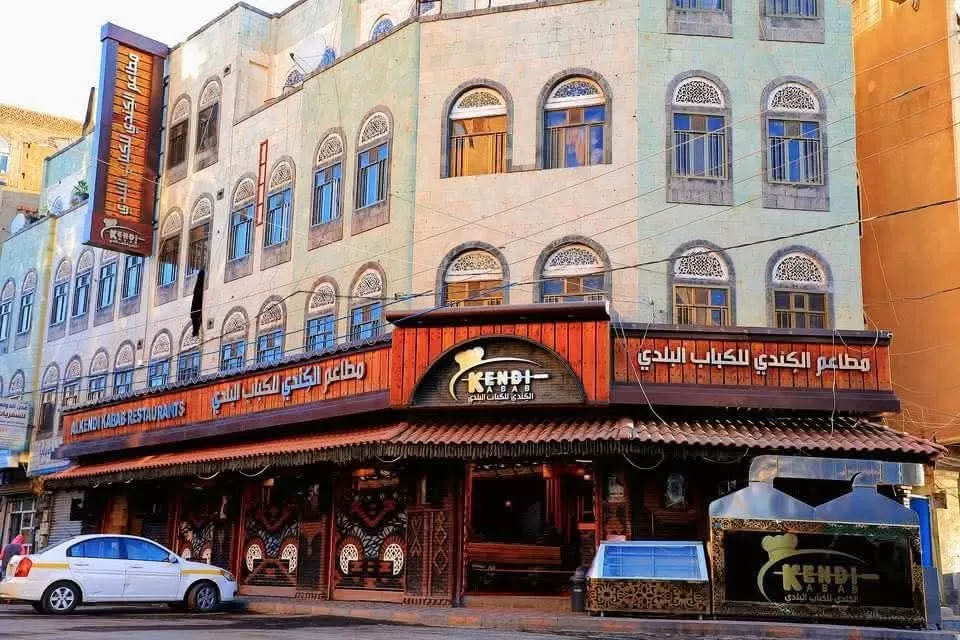 مضايقات حوثية تجبر أحد أشهر مطاعم صنعاء على الإغلاق وتثير قلق المستثمرين