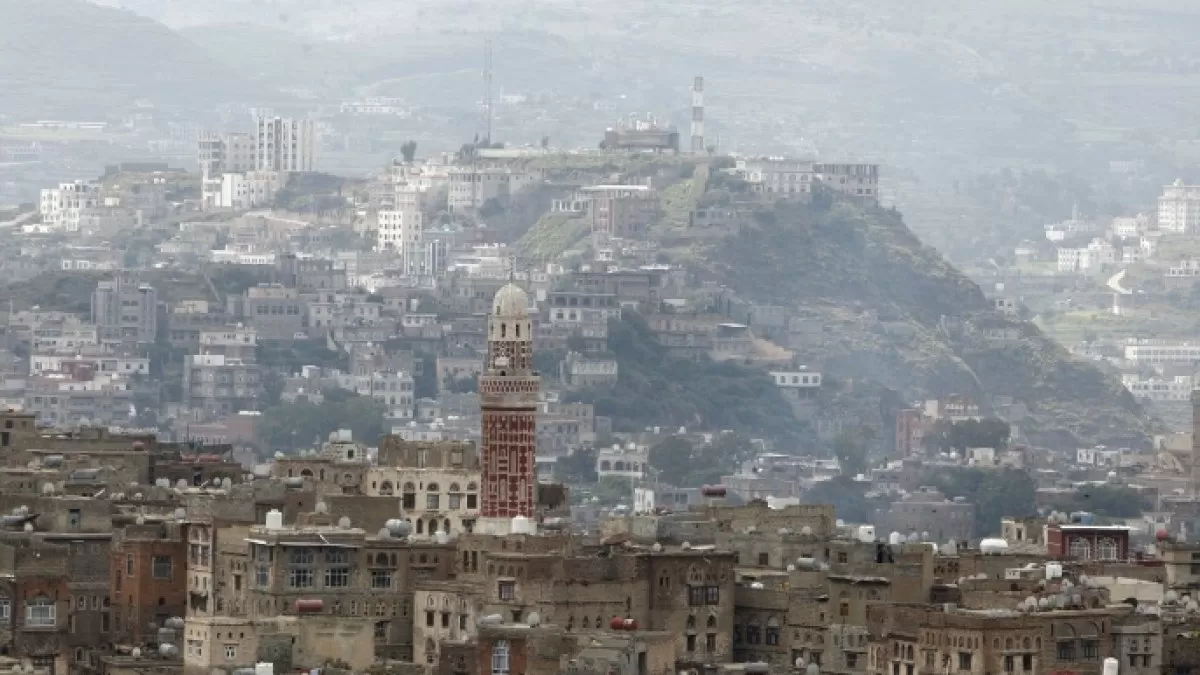 أهالي إب يطردون مشرفًا حوثيًا بعد محاولة فرض مؤذن طائفي