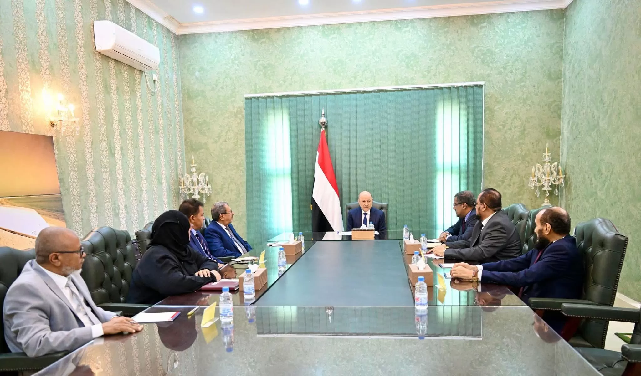 العليمي يشيد بدور القضاء في حماية السلم الأهلي ويؤكد مصادقة 150 حكمًا بالإعدام