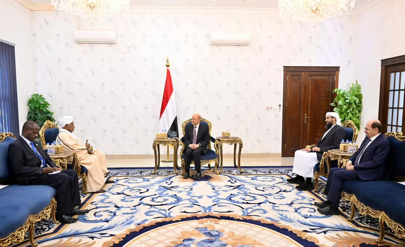 العليمي يتسلّم أوراق اعتماد ثلاثة سفراء ويؤكد دعم جهود السلام واستعادة الدولة