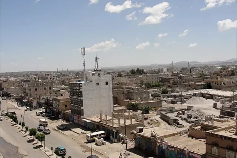 الحوثيون يقتحمون منزل مواطن في ذمار ويصيبون امرأة وطفلاً