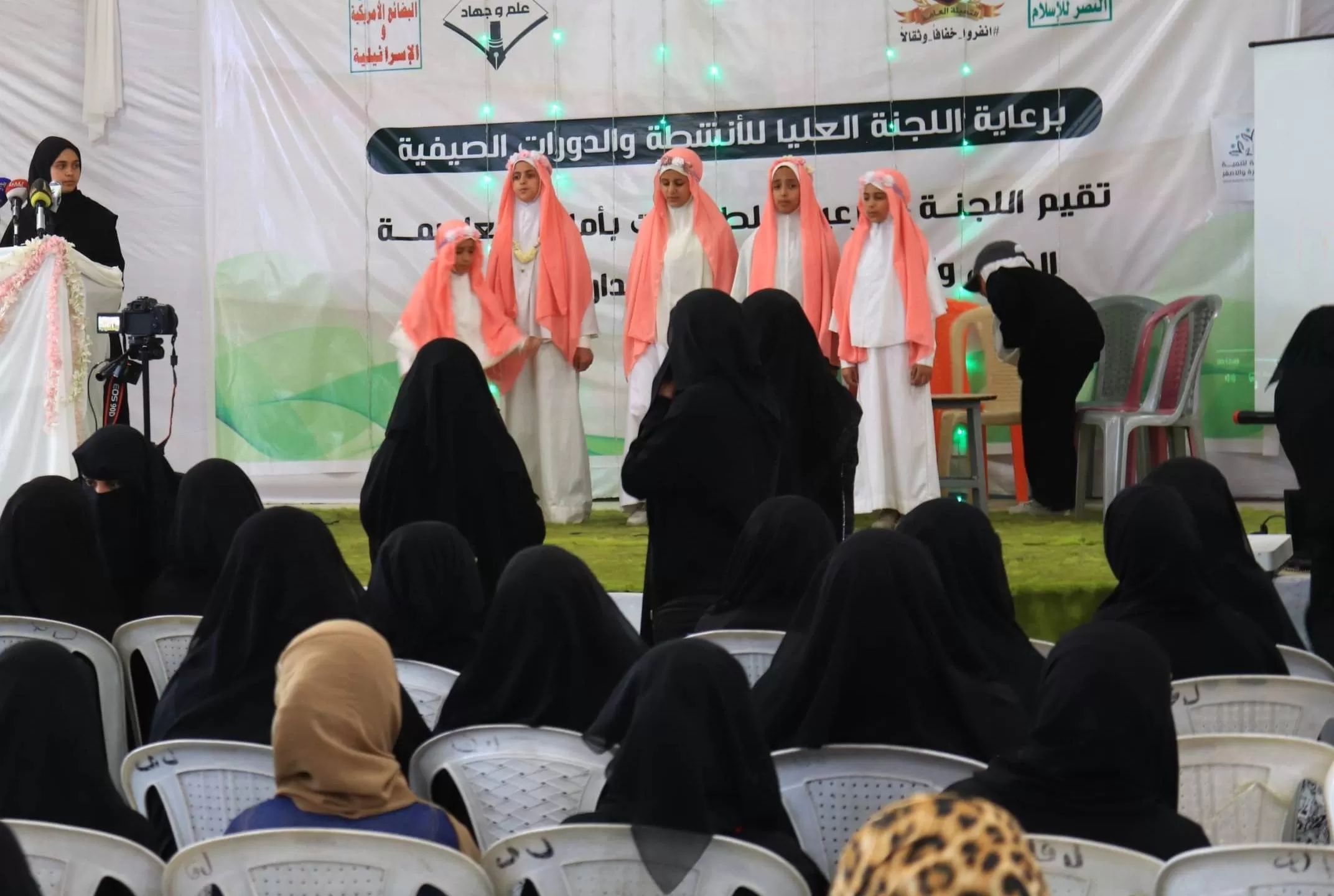 صحيفة: الحوثيون يفرضون "الشادور الإيراني" على طالبات صنعاء ويهددون المخالفات