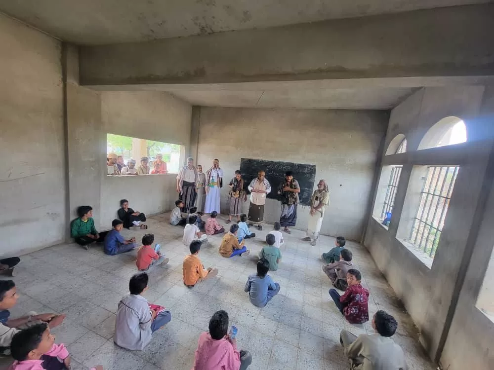 الحوثيون يفرضون على المعلمين 20 حصة أسبوعيًا دون رواتب ويهددون بالإقصاء