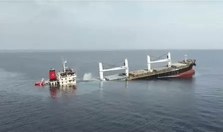 إصابة بحار روسي في هجوم حوثي على سفينة شحن في البحر الأحمر