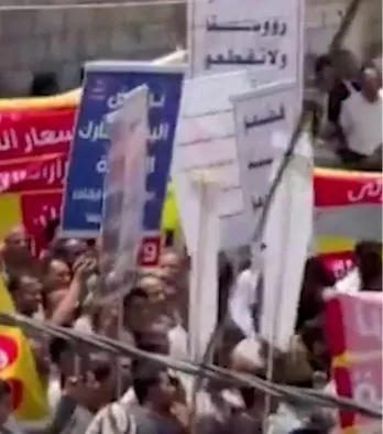 تجار في صنعاء يحتجون على قرارات حوثية بفرض جمارك إضافية