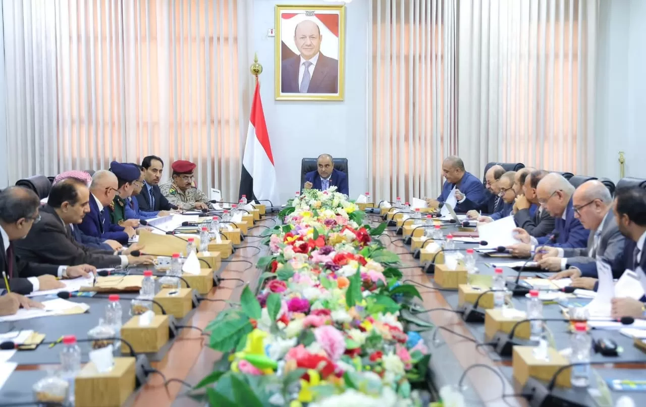 الحكومة تقرّ خطة لمواجهة تراجع العملة وتدهور الخدمات وتدعو لرفع الأداء المؤسسي