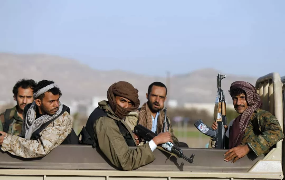 الحوثيون يختطفون طبيبًا في رداع بتهمة علاج خصومهم