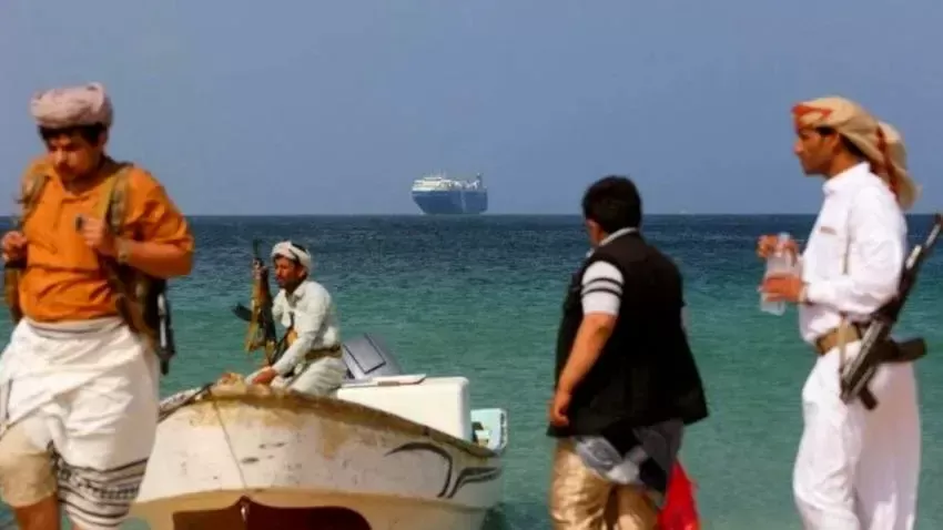 مقتل 7 من عناصر بحرية الحوثيين في قصف إسرائيلي استهدف زورقًا بميناء الحديدة