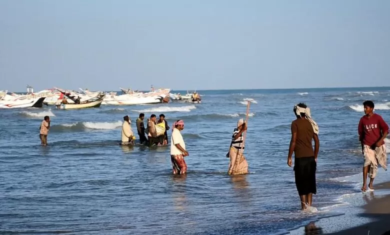 مسؤول محلي يتهم الحوثيين باستغلال الصيادين في أنشطة عدائية ويدعو "أونمها" للتدخل