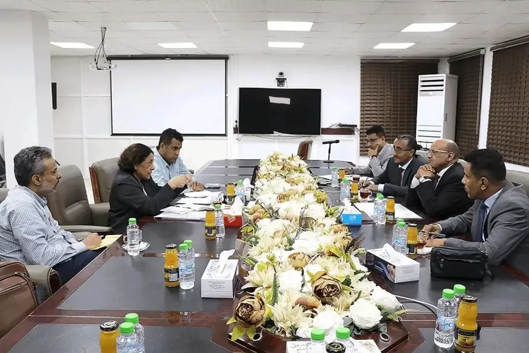 محافظ البنك المركزي يبحث مع منسقة أممية آثار هجمات الحوثيين على الاقتصاد اليمني