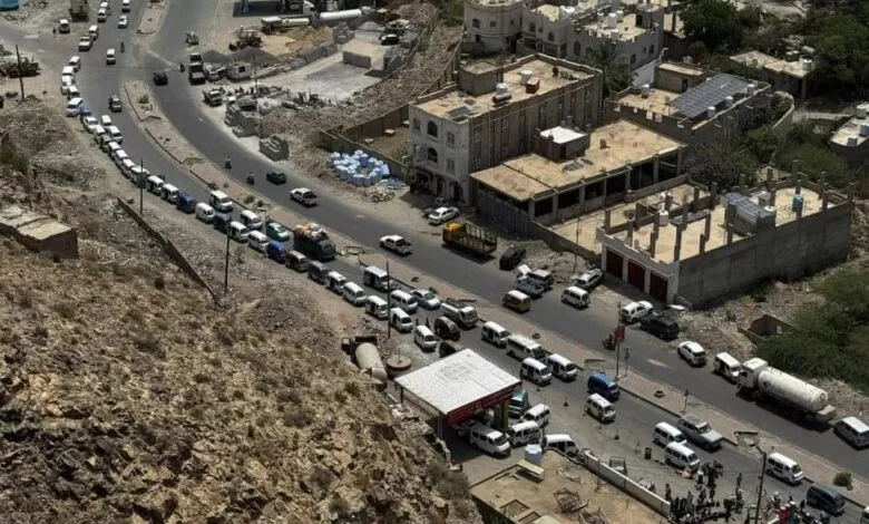 سائقو النقل في تعز يطالبون شركة صافر بزيادة حصة الغاز لمواجهة أزمة المواصلات