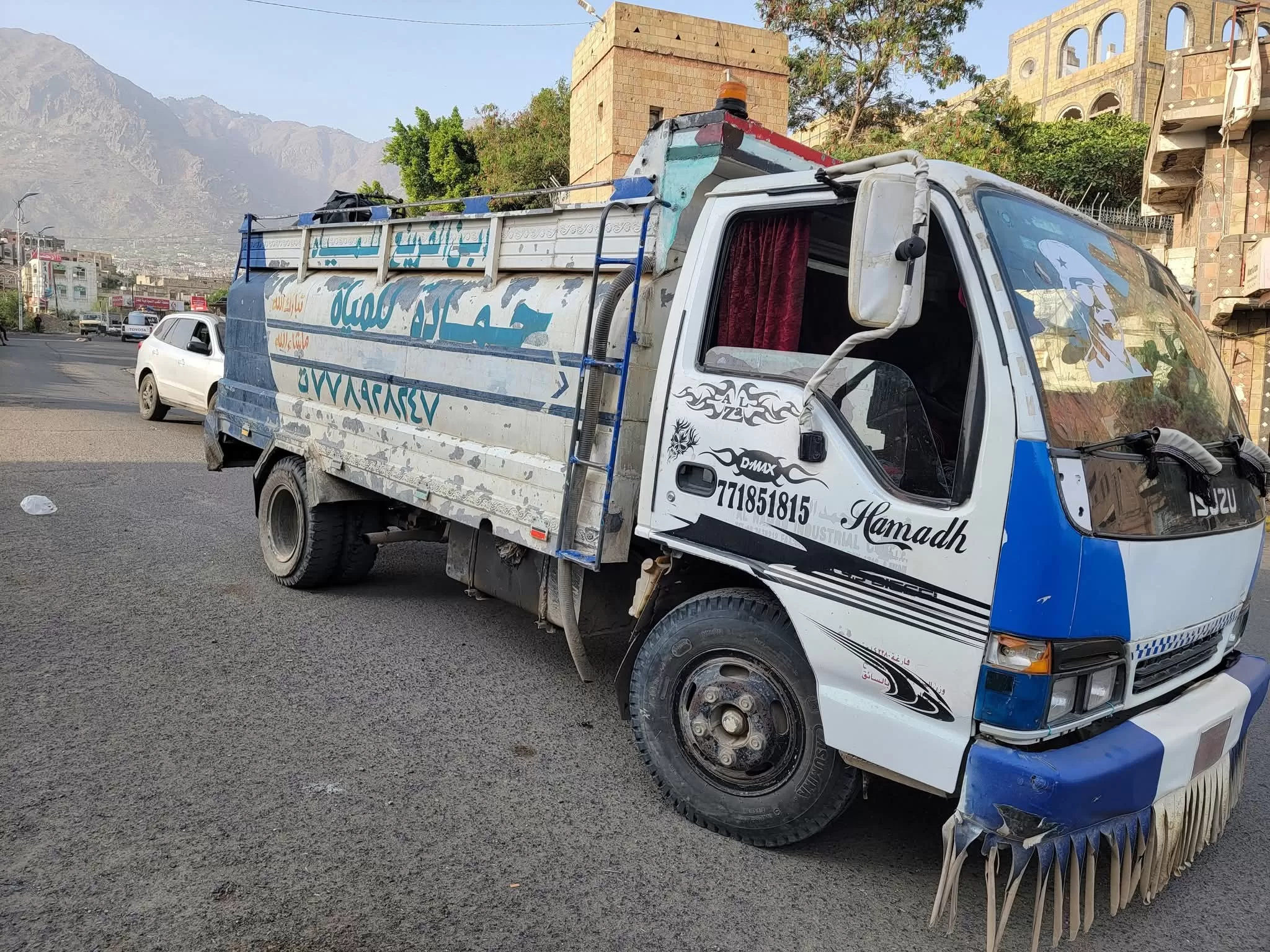 اتهامات لمسؤولين محليين في تعز ببيع مياه آبار "حذران" وسط أزمة مائية خانقة