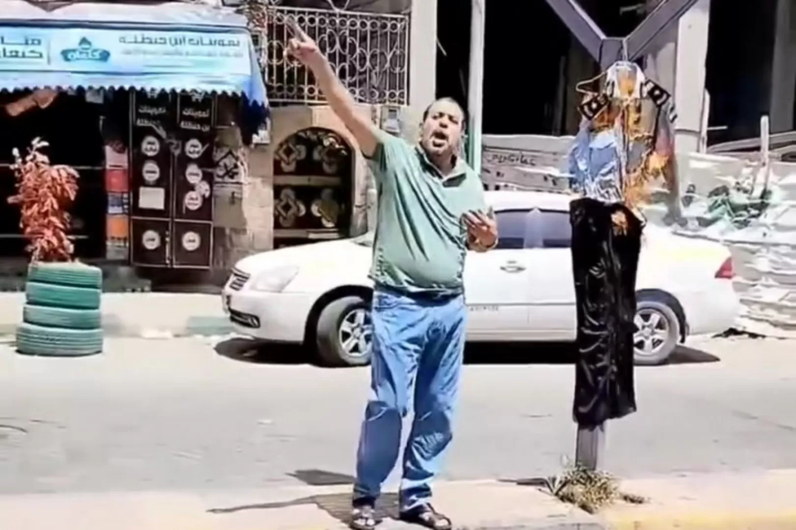 شرطي مرور يُشعل النار في زيه الرسمي بصنعاء احتجاجا على قطع راتبه