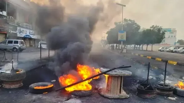 احتجاجات غاضبة تعمّ مدن ساحل حضرموت لليوم الثالث وسط انهيار الخدمات (تفاصيل)