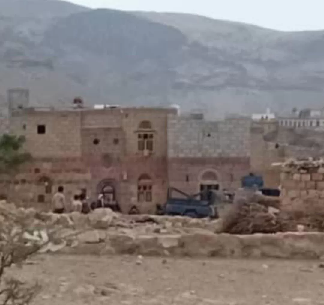 الحوثيون يقتحمون قرية في البيضاء بـ22 طقما ومدرعة ويعتقلون عددا من المدنيين