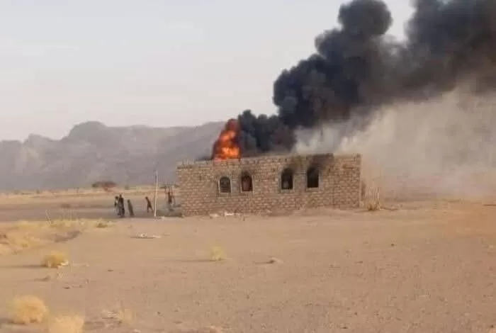 الحوثيون يُحرقون منزل مواطن بالجوف بعد طرد أسرته ونهب ممتلكاته