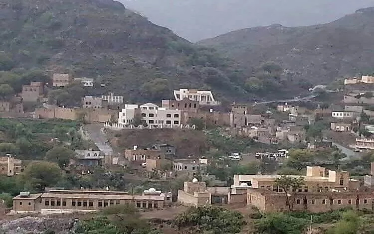 الحوثيون يعتقلون العشرات في حملة مداهمات بمديرية ماوية شرق تعز (أسماء)