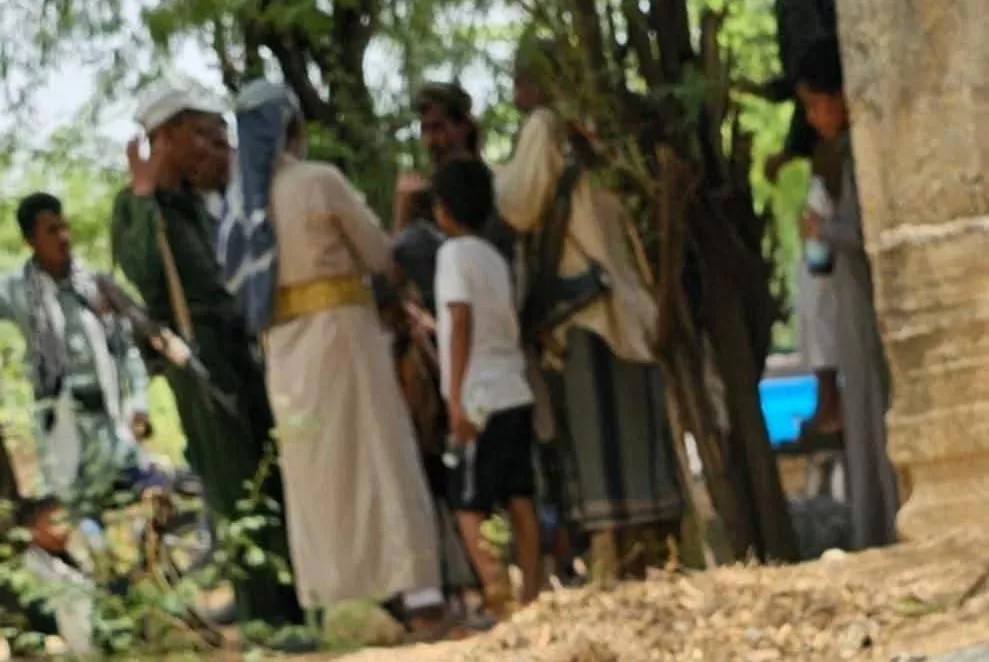 الحوثيون يختطفون مشايخ من أسرة ضابط خلال اقتحام عزاء في حجة