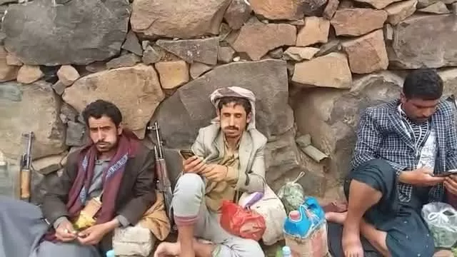 الحوثيون يحتجزون طفلين لإجبار والدهم المعتقل على نفي اقتحام منزله