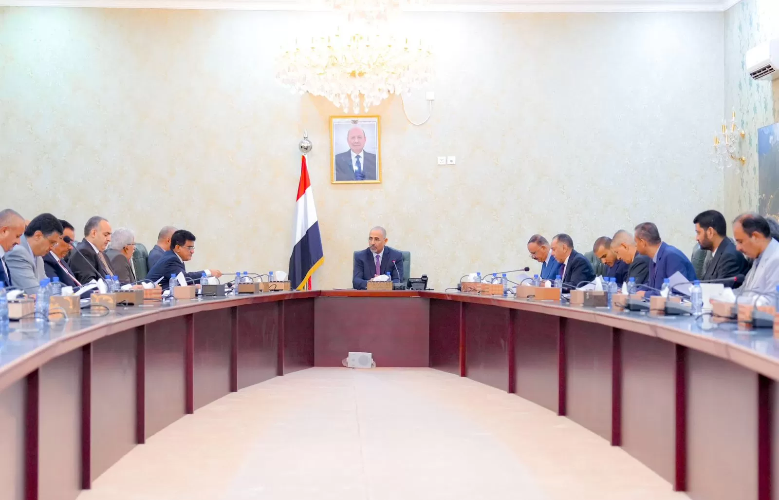 اللجنة العليا للإيرادات تشدد على إلزام الجهات الحكومية بالتوريد للبنك المركزي