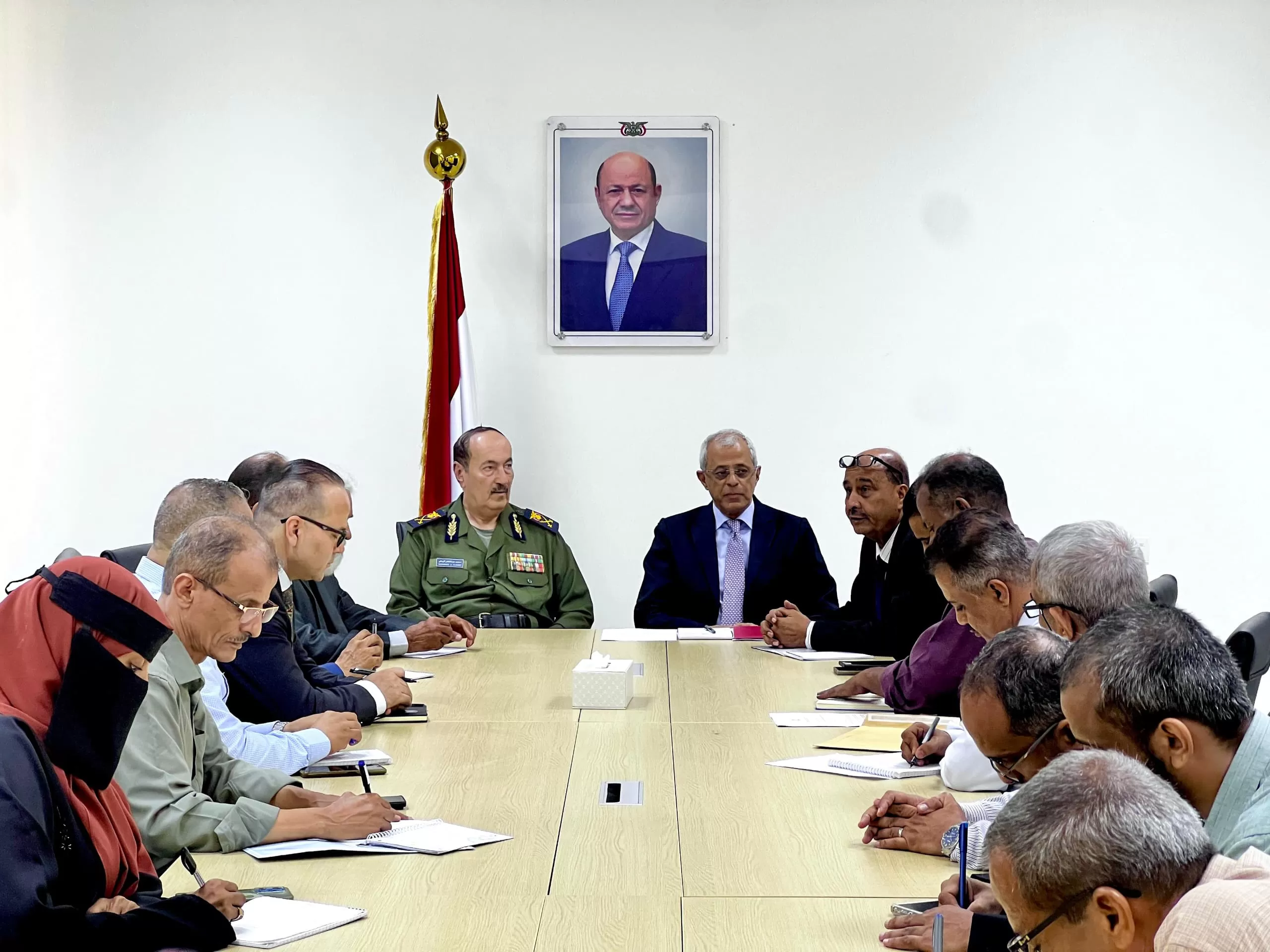 الحكومة تؤكد التزامها بالقوانين الدولية وتوصي بتحسين أوضاع اللاجئين في اليمن